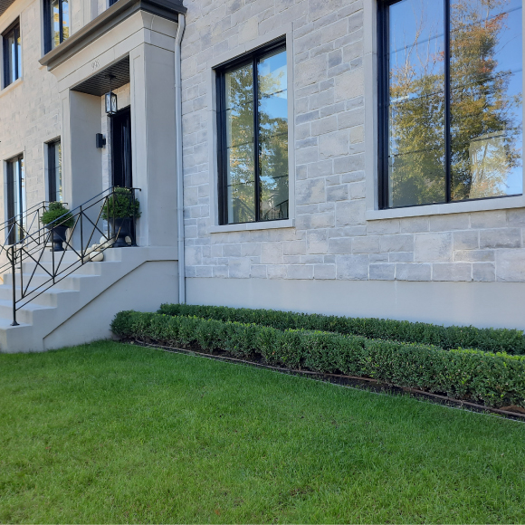 Application de crépi acrylique sur une fondation en béton