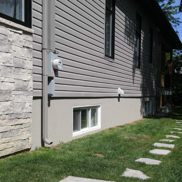 Rénovation d’une fondation avec un enduit de finition acrylique