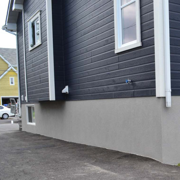 Pose professionnelle d’un crépi acrylique sur fondation extérieure