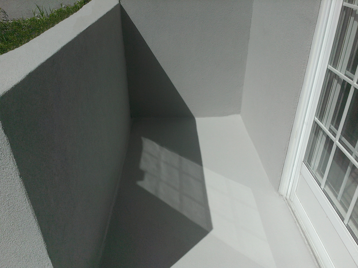 Rénovation d’un escalier extérieur en béton avec un revêtement en acrylique.