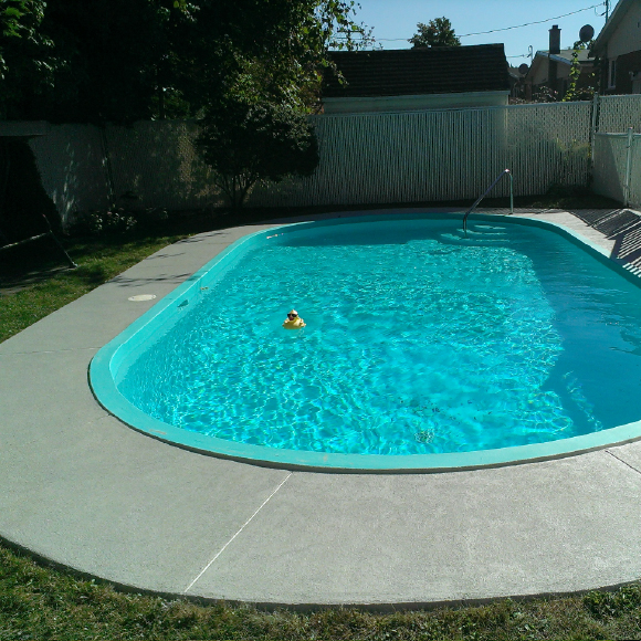 Protection et étanchéité d’un contour de piscine en béton avec un enduit acrylique.