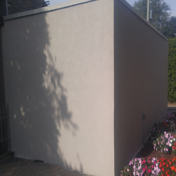 Réparation et finition extérieure pour un garage avec crépi acrylique