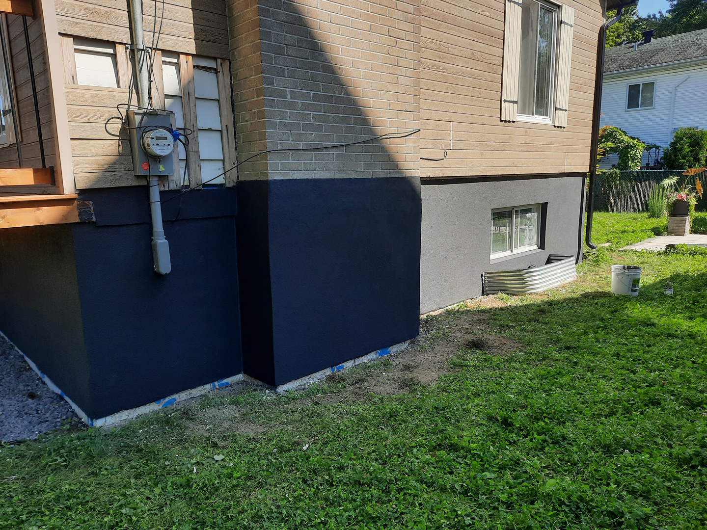 Finition acrylique haut de gamme pour contour de piscine en béton.