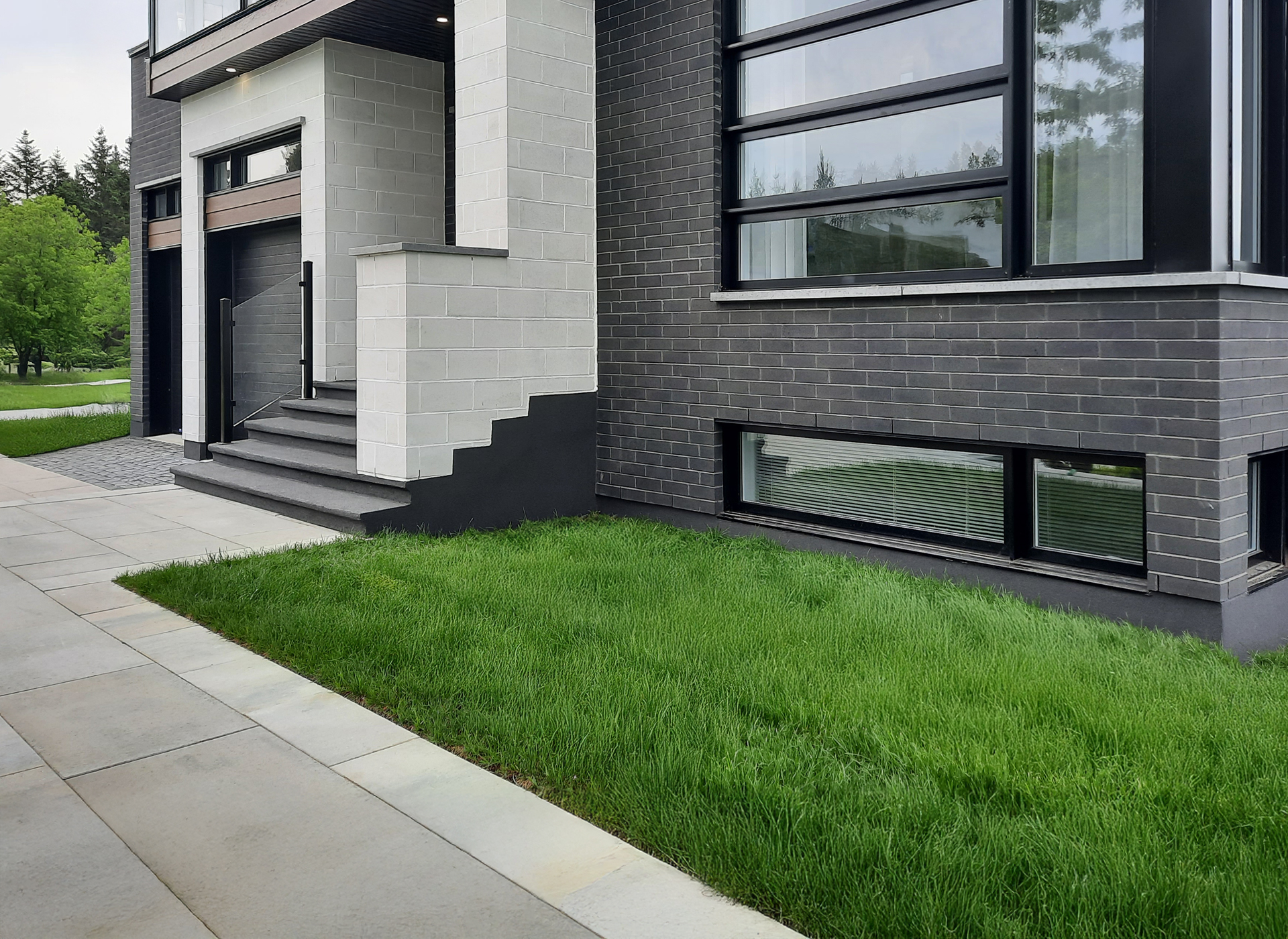 Application de crépi acrylique sur des blocs de coffrage isolant pour une finition esthétique et résistante