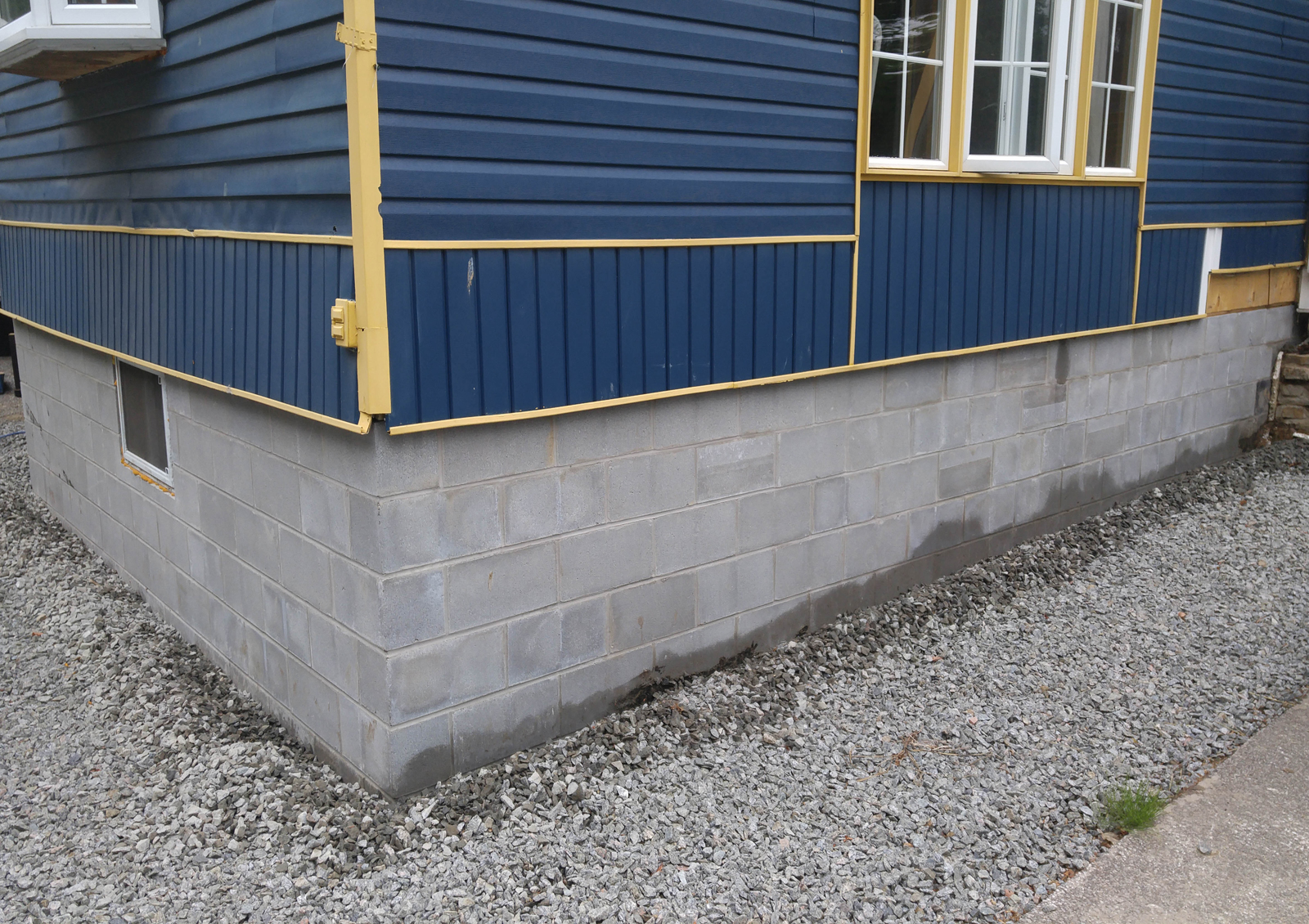 Application de crépi acrylique sur blocs de béton avant/après