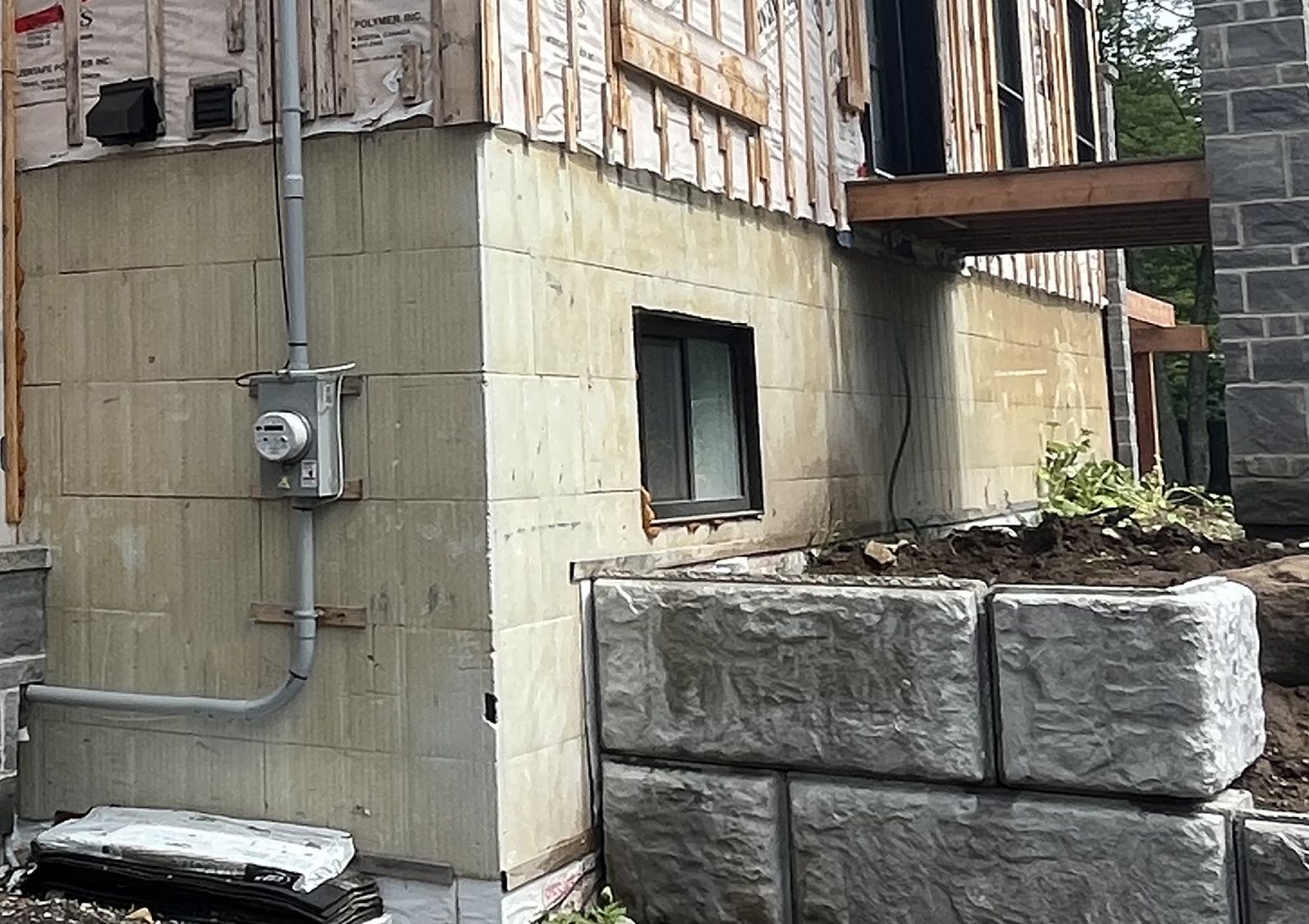 Application du revêtement acrylique sur un coffrage isolant.