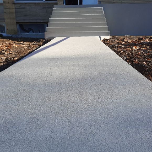 Réparation d'allée en béton endommagée avec crépi acrylique de haute qualité