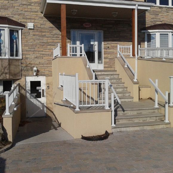 Finition acrylique sur muret en béton coulé