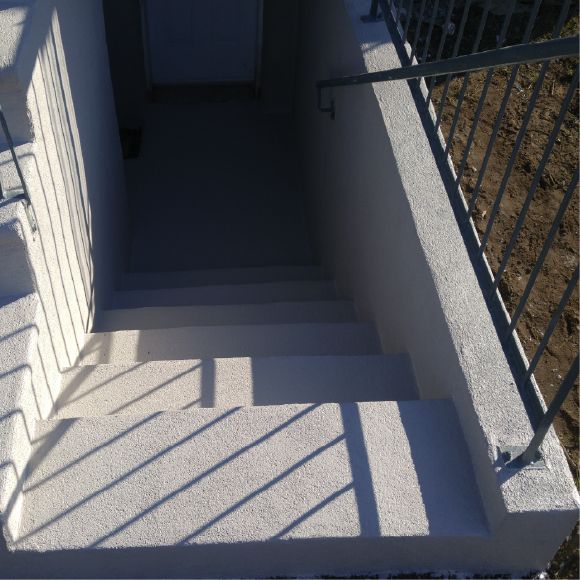 Application de crépi acrylique pour protéger le béton extérieur contre l’humidité.