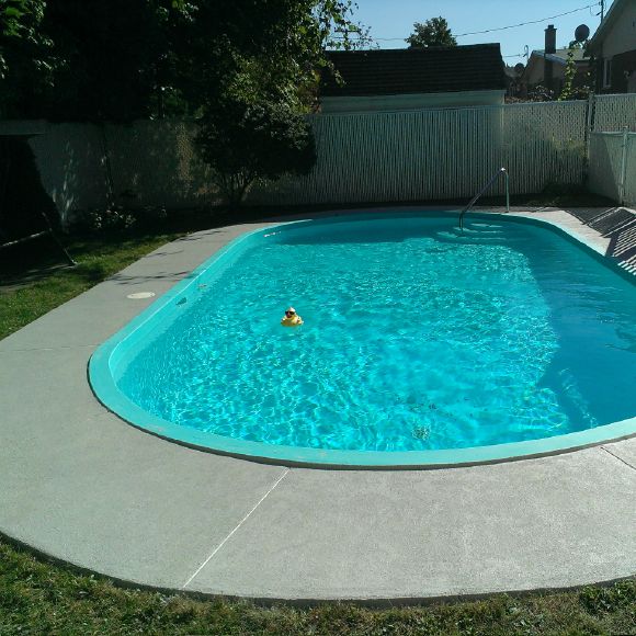 Protection et étanchéité d’un contour de piscine en béton avec un enduit acrylique.
