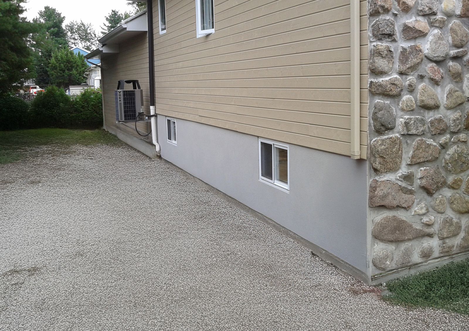 Fondation en isolant rigide après application du crépi acrylique, offrant une finition esthétique homogène et résistante aux intempéries.