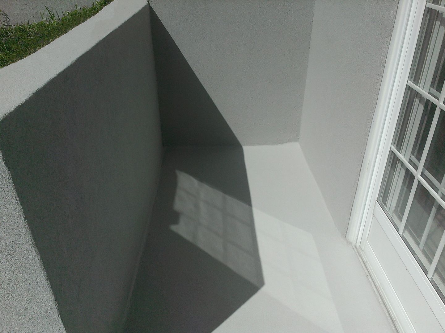 Rénovation d’un escalier extérieur en béton avec un revêtement en acrylique.