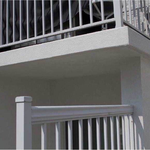 Découvrez nos réalisations de crépi acrylique sur plafonds extérieurs en béton.
