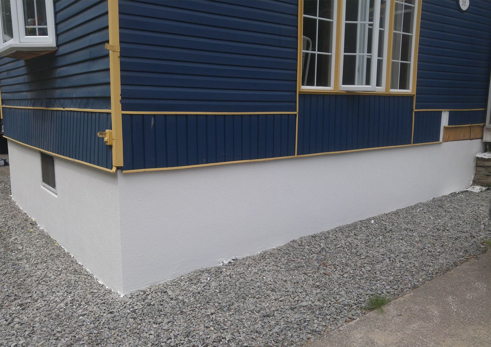Finition acrylique sur blocs de béton avant/après