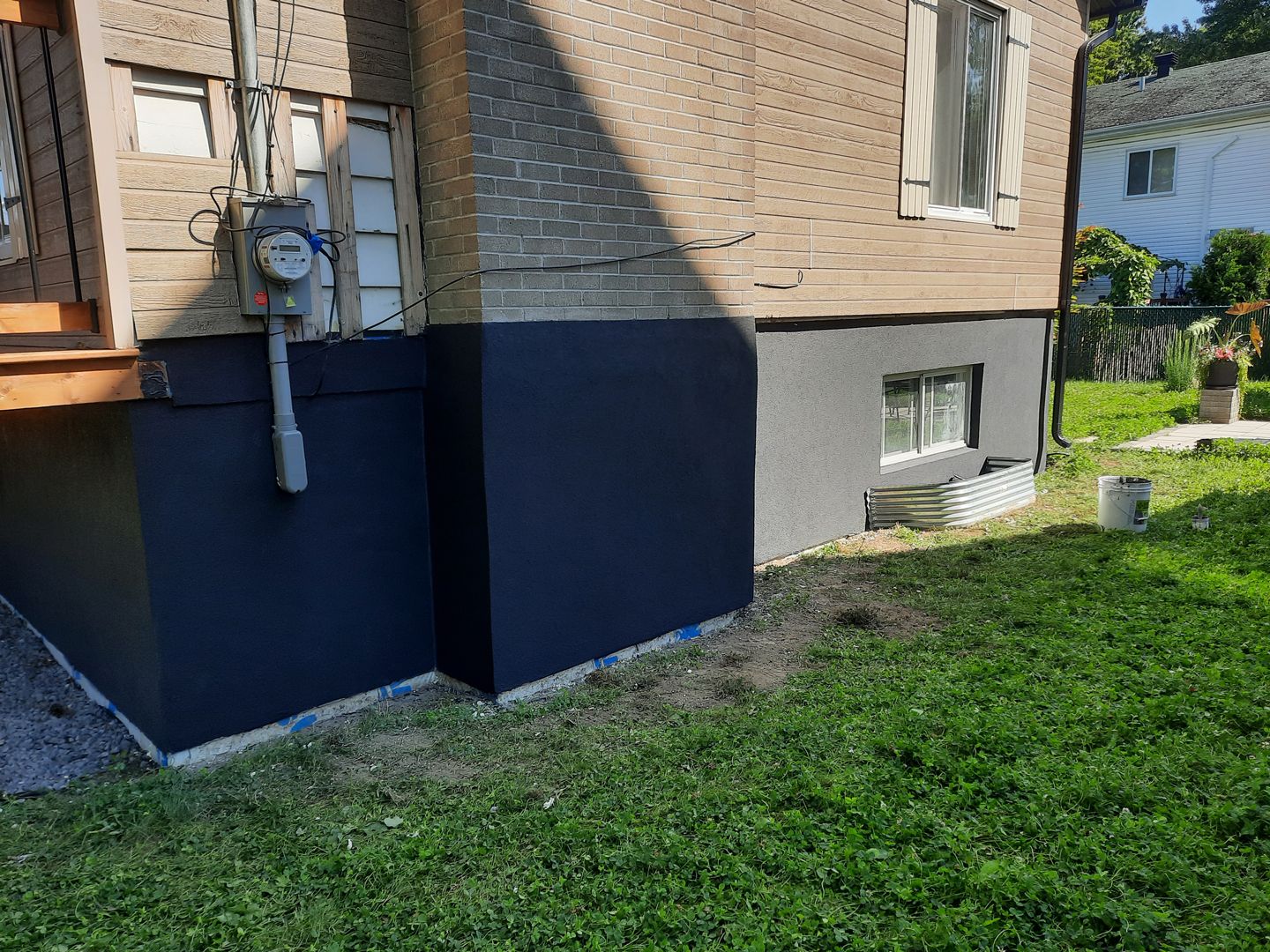 Finition acrylique haut de gamme pour contour de piscine en béton.