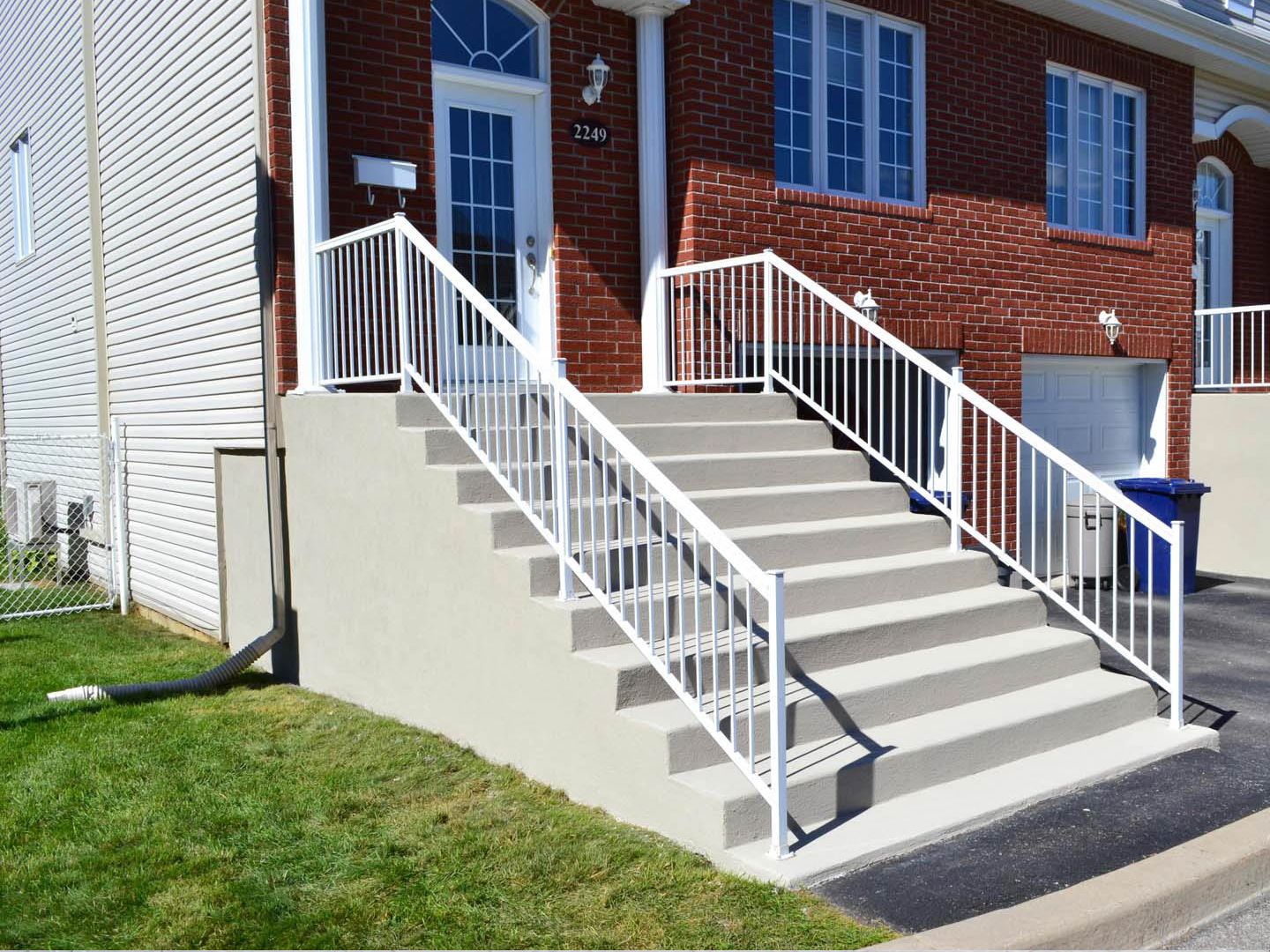 Balcon en béton recouvert de crépi acrylique gris pour une protection et un esthétisme optimal.