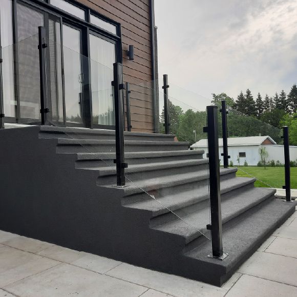 Balcon extérieur rénové avec un crépi acrylique durable et facile à entretenir.