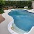 Rénovation complète du contour d’une piscine en béton avec revêtement acrylique.