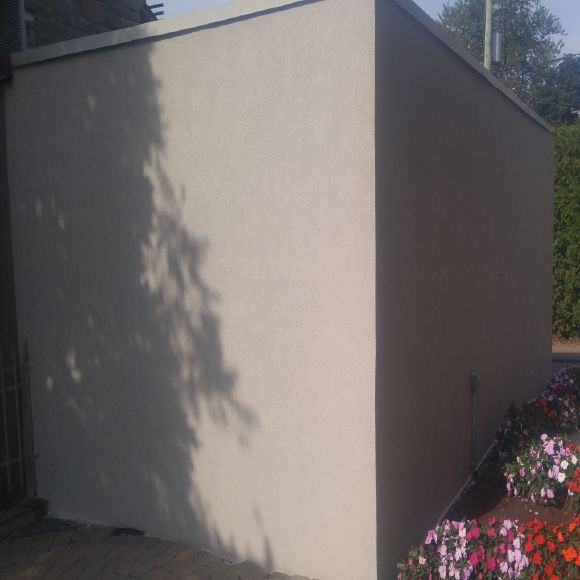 Réparation et finition extérieure pour un garage avec crépi acrylique