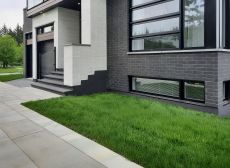 Application de crépi acrylique sur une fondation en béton pour une finition esthétique et résistante