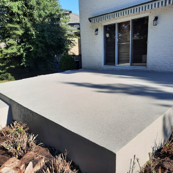 Réparation des fissures sur un patio en béton avec crépi acrylique