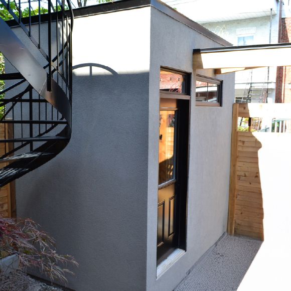 Finition extérieur pour cabanon avec crépi acrylique pour une apparence élégante