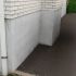 Application du crépi acrylique sur un mur en stucco, illustrant les étapes de préparation et d'enduit.