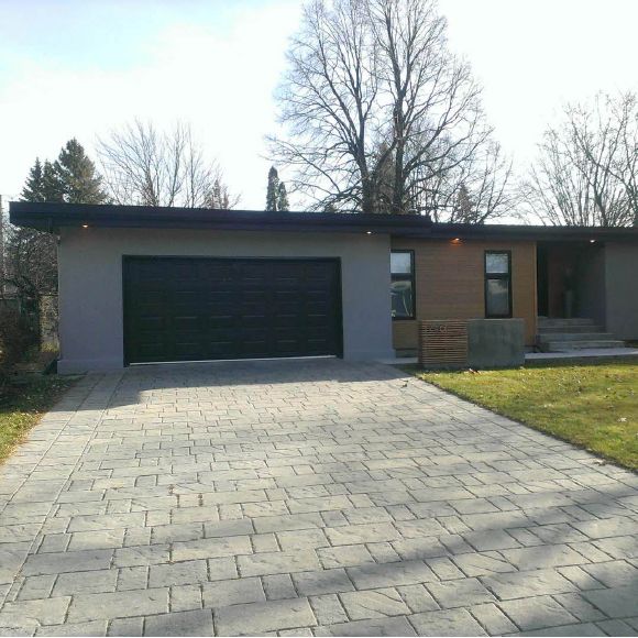 Mur de garage avec revêtement extérieur en enduit acrylique