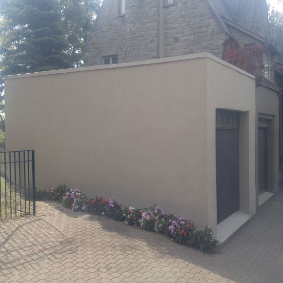 Réparation mur extérieur de garage pour une finition esthétique et durable
