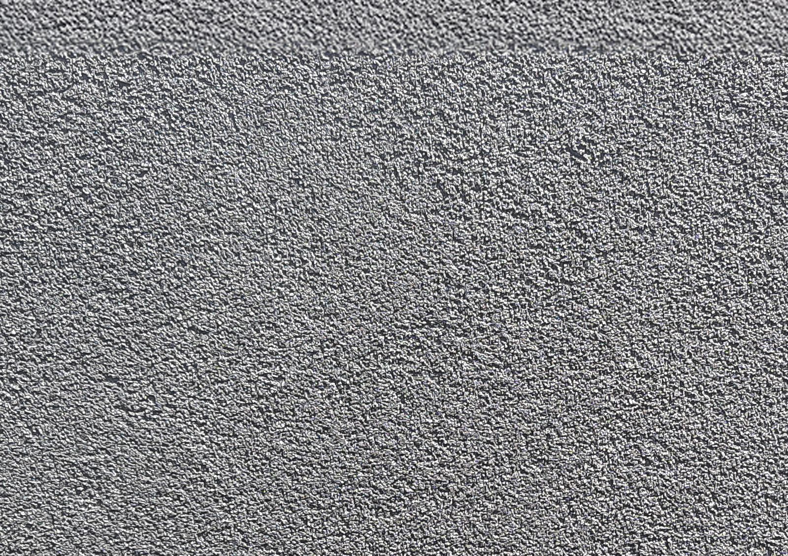 Après : Mur en agrégat après application du crépi acrylique, avec une finition texturée et moderne.