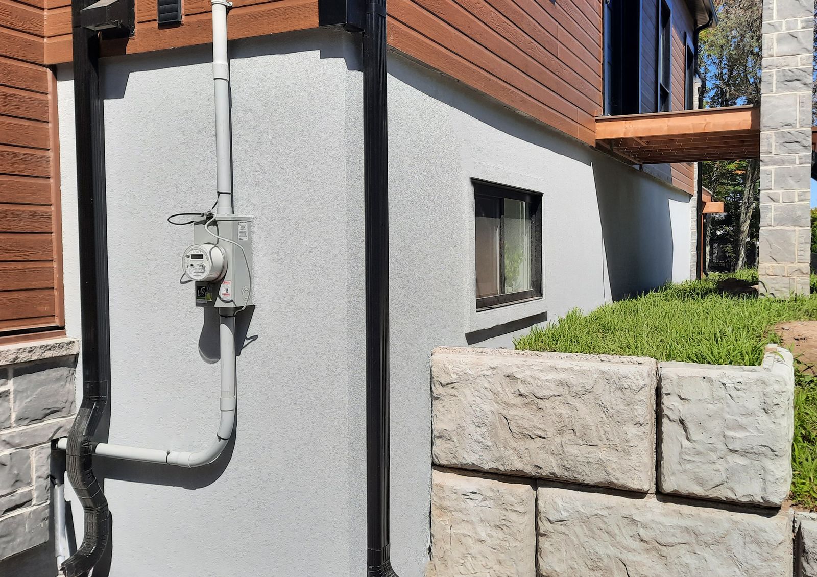 Application de crépi acrylique sur une fondation en blocs de coffrage isolant