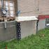 Réparation d’un contour de piscine en béton avec crépi acrylique durable.